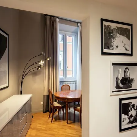 Piazza Di Spagna Moda Luxury